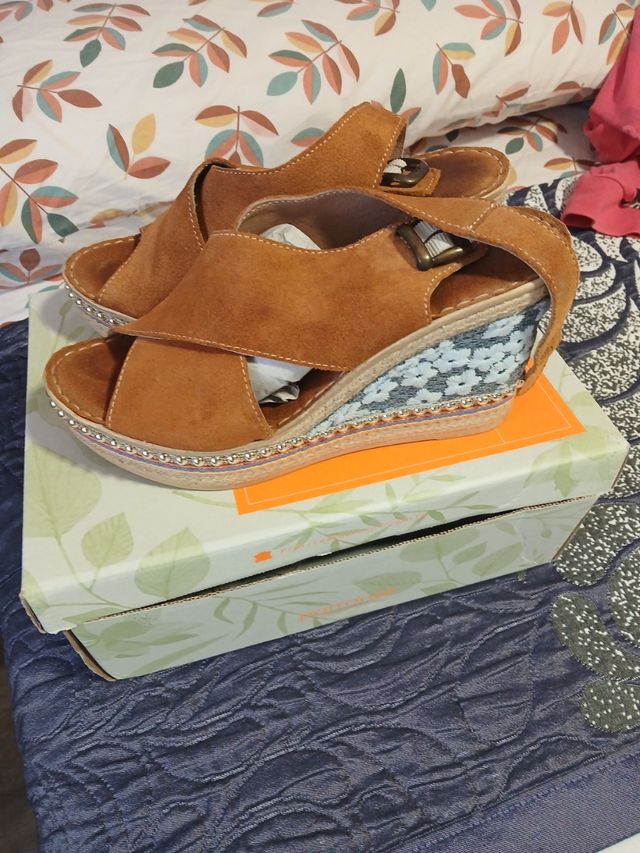 Zapatos cuña marrón