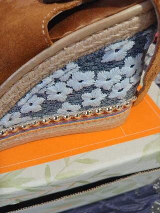 Zapatos cuña marrón