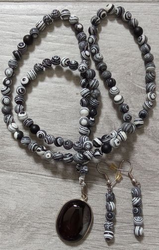 Collar y pendientes blanco y negro