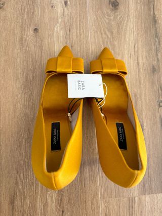 zapatos tacon zara color mostaza