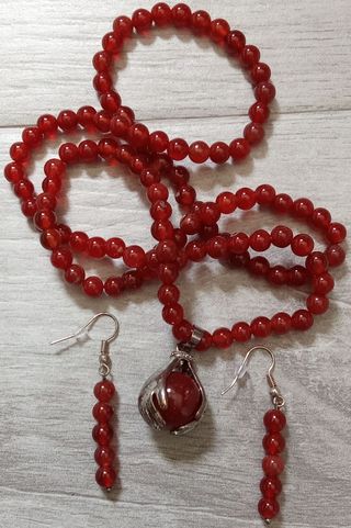 Collar y pendientes rojos