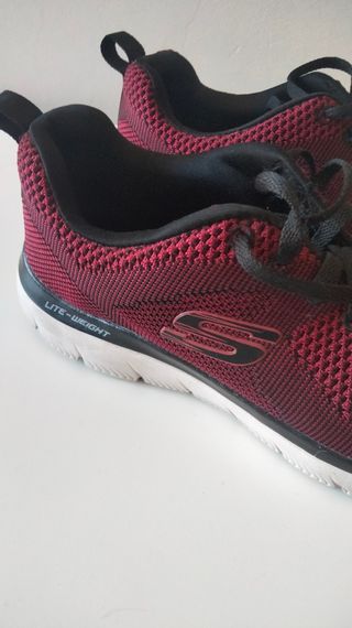 Zapatillas Skechers color granate