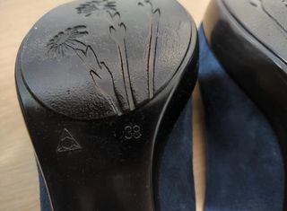 Zapatos azul de ante con tacón . 