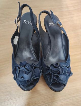 Zapatos azul de ante con tacón . 