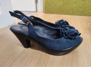 Zapatos azul de ante con tacón . 
