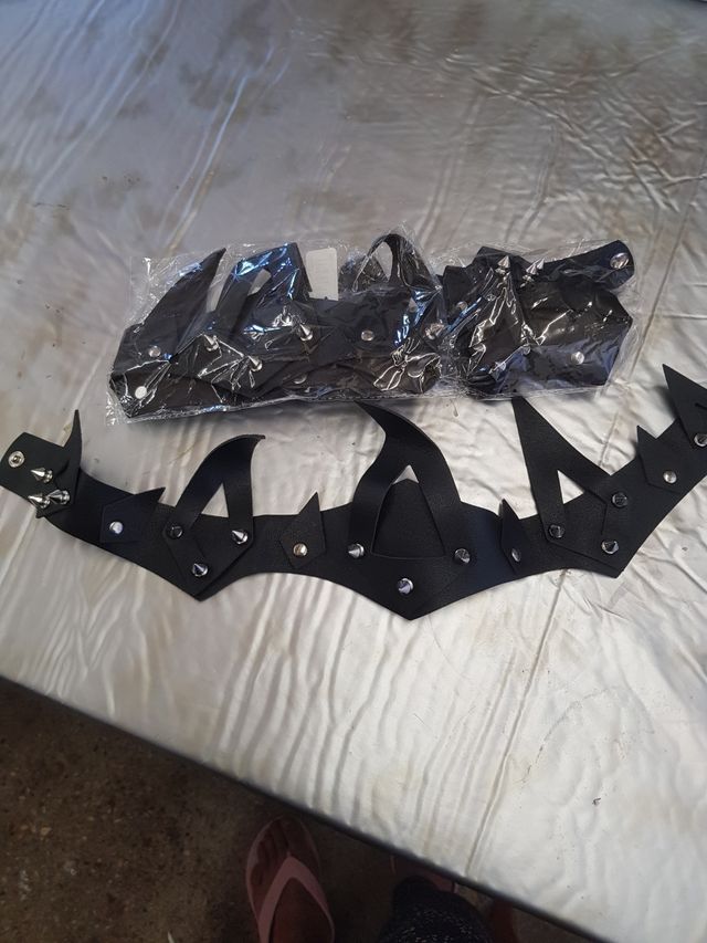  3 Coronas , 5 euros cada una, ( las 3  juntas 12)