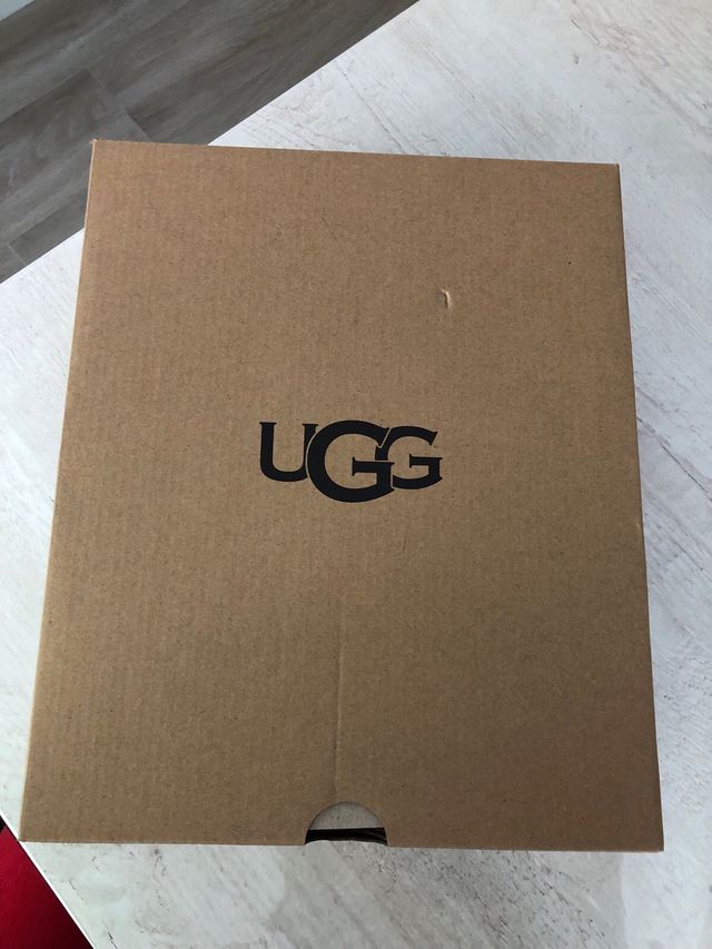 Botín UGG marrón, talla 38.