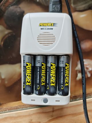 Cargador Powerex MH-C204W + 4 pilas