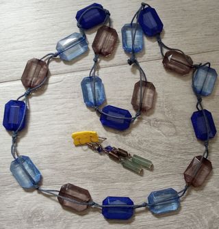 Collar y pendientes azul y marrón