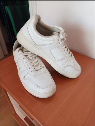 Zapatillas blancas de chico. Sneakers blancas