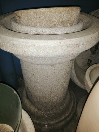 Mesa y bancos de piedra