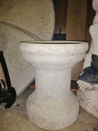 Mesa y bancos de piedra