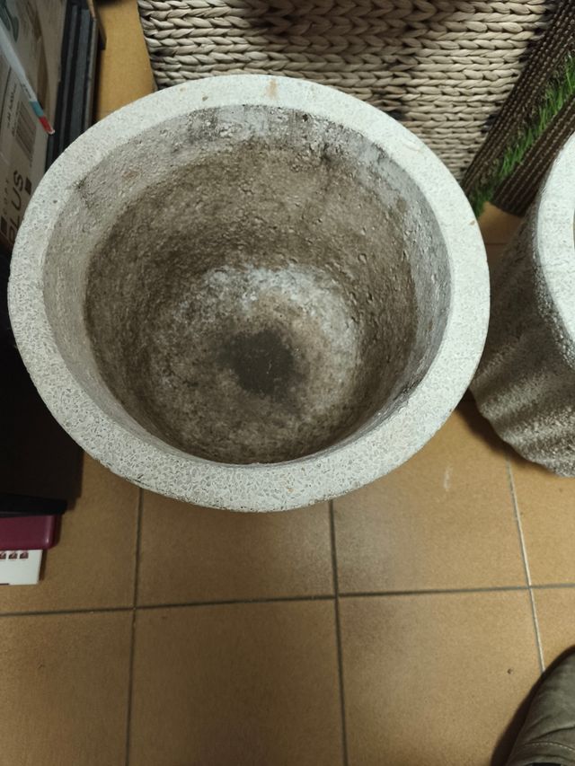 Vasi in pietra bianca