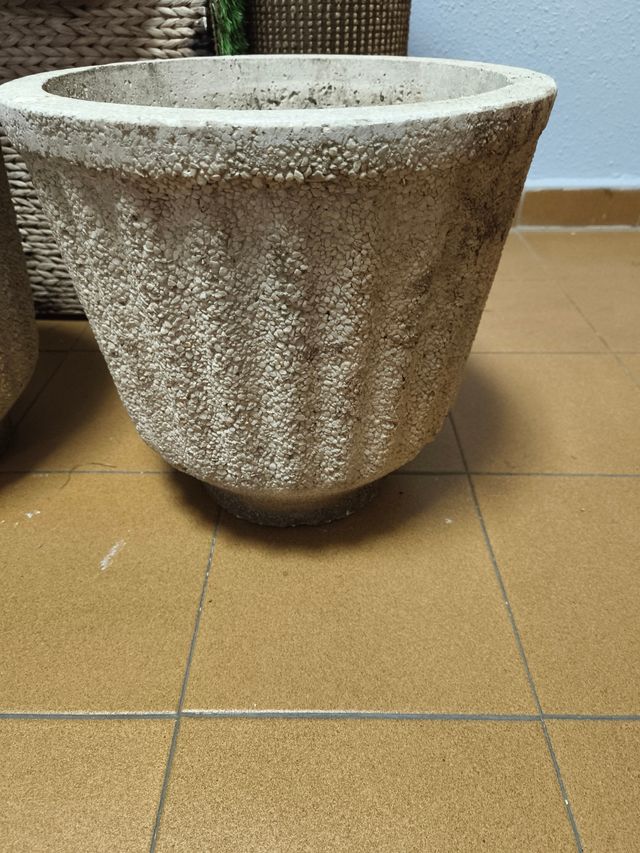 Vasi in pietra bianca