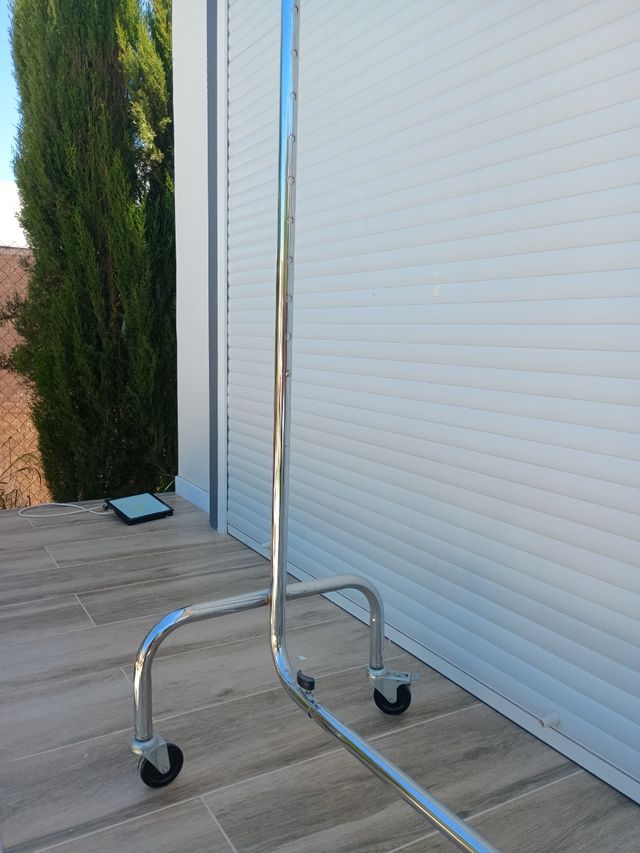 Perchero metálico robusto