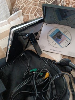 2 Reproductores DVD COBY portátiles