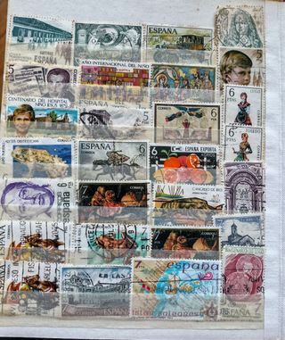 Colección de más de 200 sellos de España antiguos.