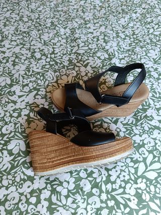 Sandalias cuña Lola Canales negras