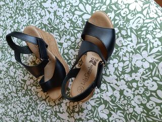 Sandalias cuña Lola Canales negras