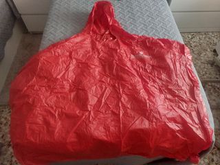 Chubasquero poncho rojo. Esta nuevo
