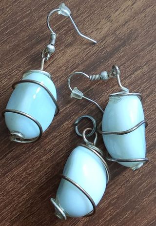 Pendientes y colgante blancos