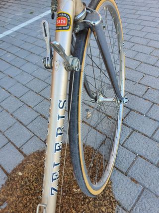 Bicicleta paseo carretera vintage