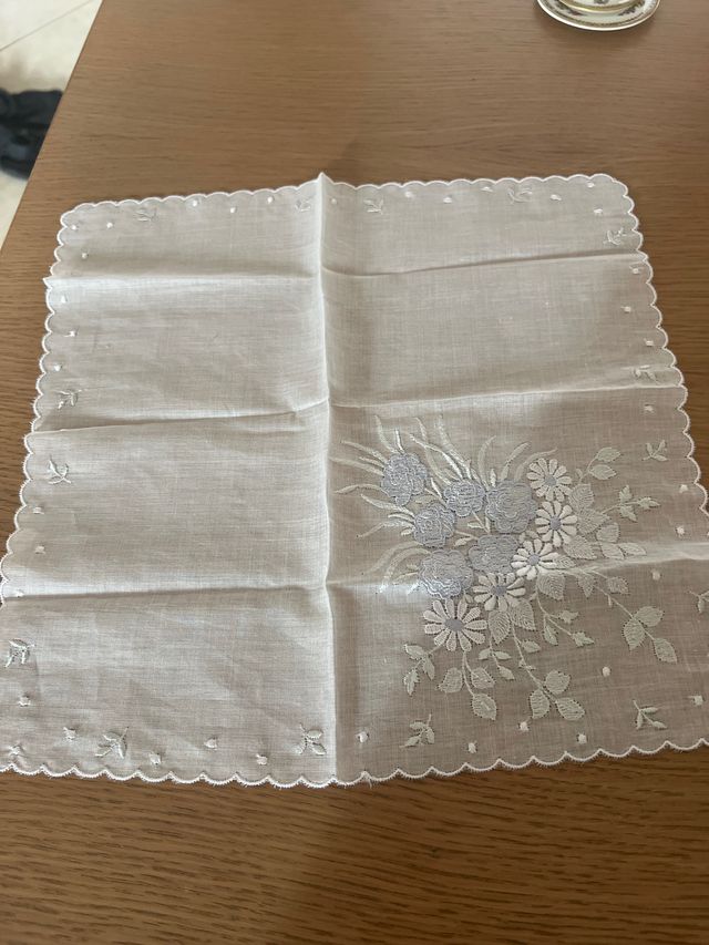 Fazzoletto ricamato bianco e argento