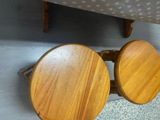 Mesa madera maciza + banco + 2 taburetes