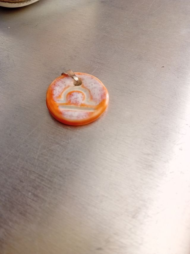 Ciondolo Bilancia in Ceramica Arancione