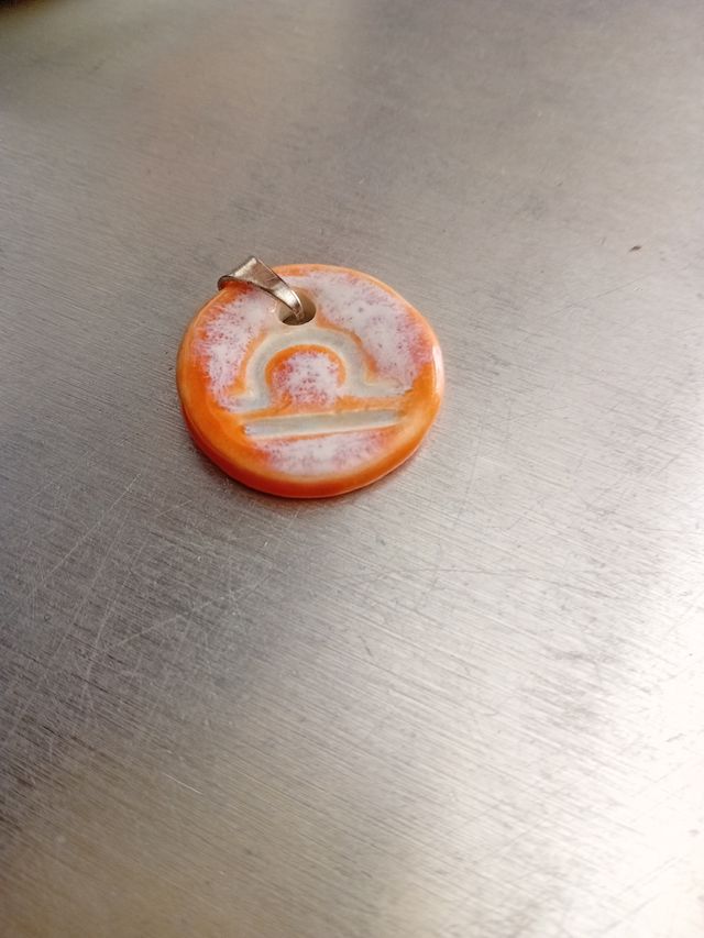 Ciondolo Bilancia in Ceramica Arancione