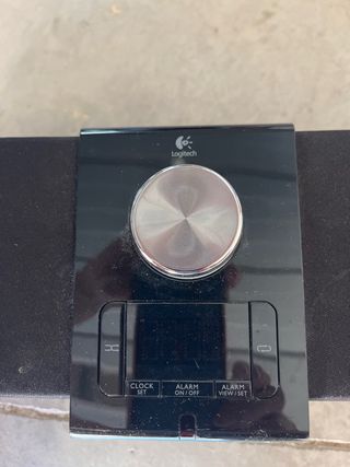 Altavoz Logitech con reloj y alarma
