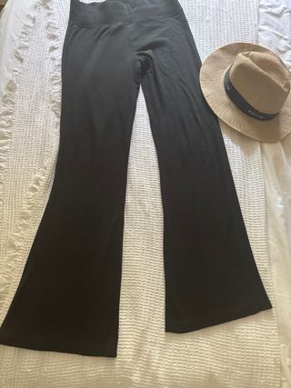 Pantalones leggins acampanados Bershka negros