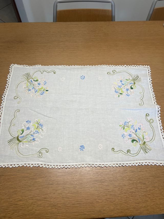 Centrotavola ricamato fiori