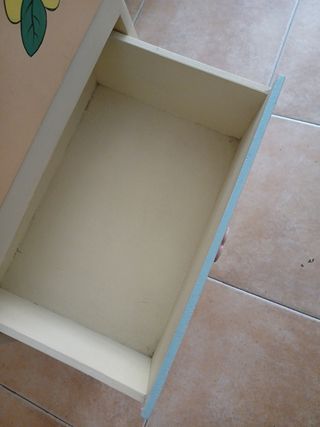 Mueble infantil de cajones pintado a mano