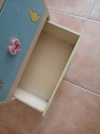 Mueble infantil de cajones pintado a mano