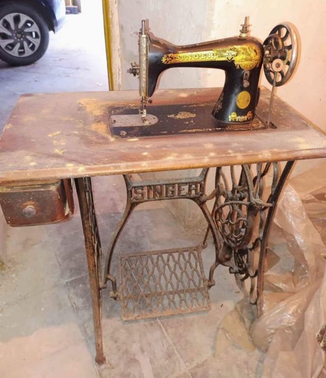 Antica macchina da cucire pedale Singer