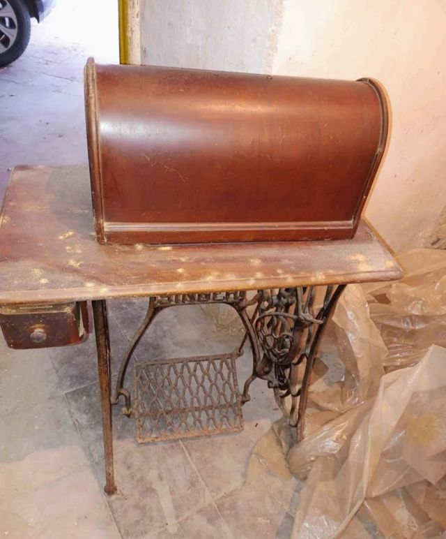 Antica macchina da cucire pedale Singer