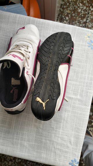 Zapatillas  de marca Puma blancas y rosas