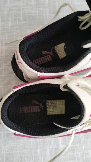 Zapatillas  de marca Puma blancas y rosas