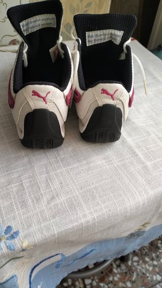 Zapatillas  de marca Puma blancas y rosas