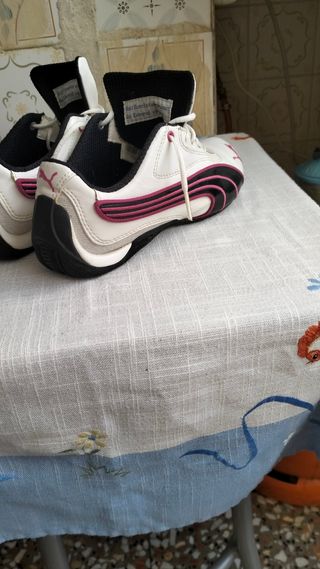 Zapatillas  de marca Puma blancas y rosas