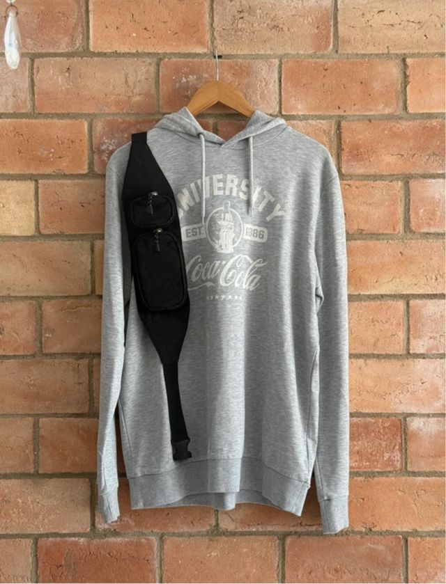 PACK (Sudadera gris Kiabi + riñonera negra Zara)