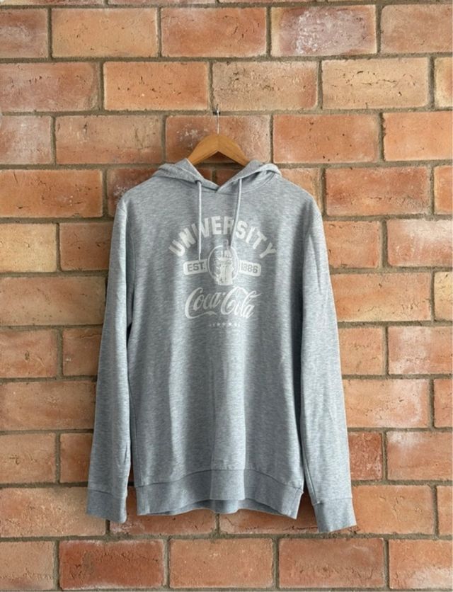 PACK (Sudadera gris Kiabi + riñonera negra Zara)