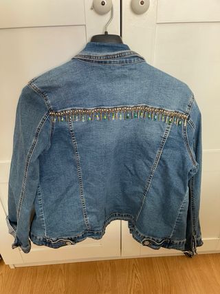 Cazadora vaquera oversize con avalorios

