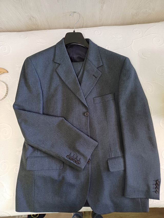 Vendo traje de chaqueta COMPLETO de hombre gris