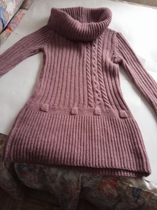 Jersey morado de punto con dibujos y cuello alto 
