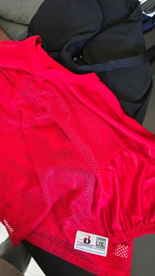 Pantalón y camiseta fútbol americano