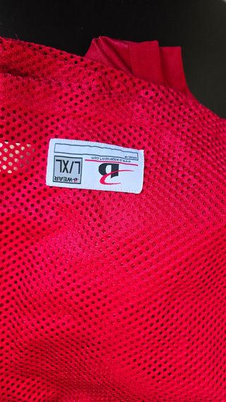 Pantalón y camiseta fútbol americano