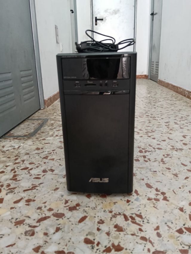 Torre PC ASUS negra