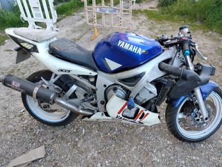 Yamaha R6 - Moto deportiva